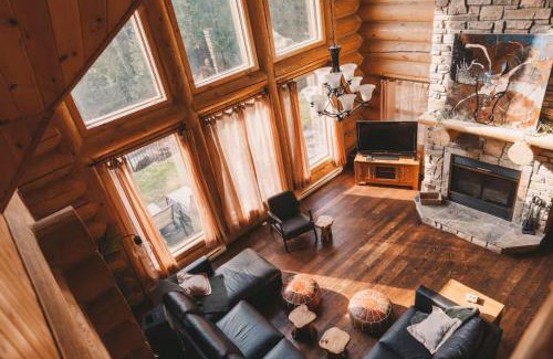 Fiddler Lake Resort Ski Chalet | Executive Plus 52 - beautiful spacious log home with private hot tub pool