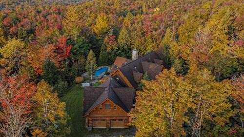 Fiddler Lake Resort Ski Chalet | Executive Plus 52 - beautiful spacious log home with private hot tub pool