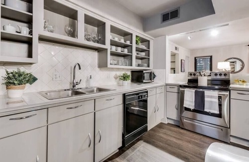Lower Greenville Apartment | Executive, Resort Style Living in Center of Dallas
