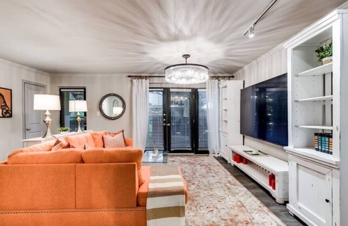 Lower Greenville Apartment | Executive, Resort Style Living in Center of Dallas