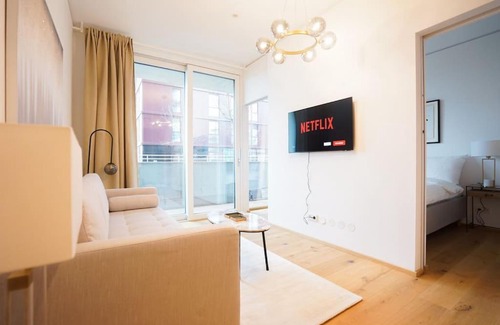 Erdberg Apartment | Executive Suite w/Rooftop Pool