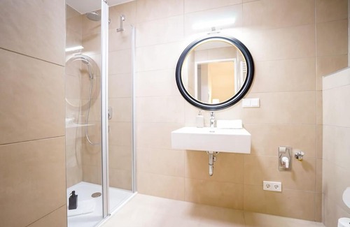 Erdberg Apartment | Executive Suite w/Rooftop Pool