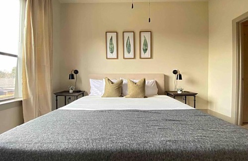 Brookhollow Apartment | Executive Suiteking Bedwifiwasherdryer