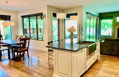 Central Okanagan House | Executive Wilderness Getaway Minutes from Downtown