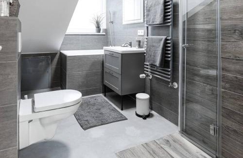 Wollmatingen Apartment | Exklusive (DG) Neubau-Ferienwohnung mit Fernsicht