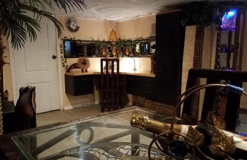 Cote-Saint-Paul House | Exotic Large Basement Studio