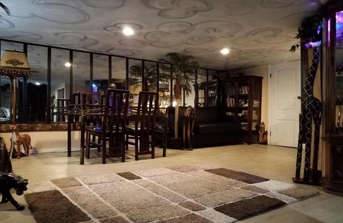 Cote-Saint-Paul House | Exotic Large Basement Studio