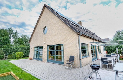 Zandvoorde Villa | Exotic Villa in Oostende with Garden