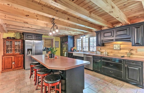 New Providence House | Expansive Group Getaway: 11 Mi to Lancaster!