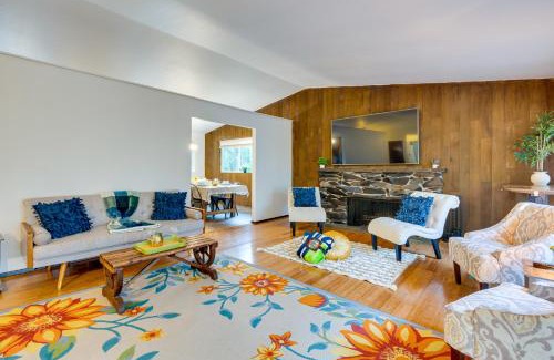 Lake Forest Park House | Expansive Lake Forest Park Home with Private Deck!