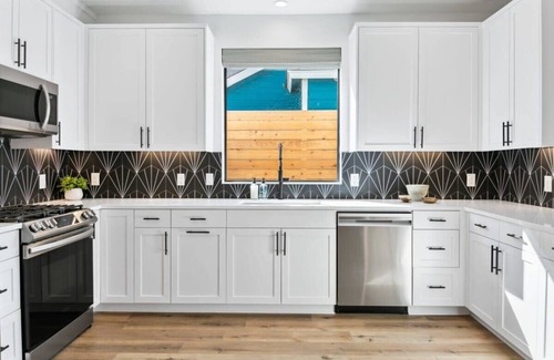 East MLK House | Expansive Luxury Duplex | Shared Pool