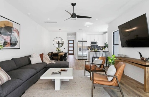 East MLK House | Expansive Luxury Duplex | Shared Pool