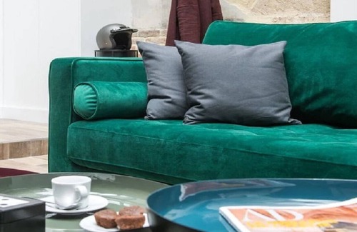 Quartier du Mail Apartment | Expansive skylights-a 4 bedroom Montrogueil luxury