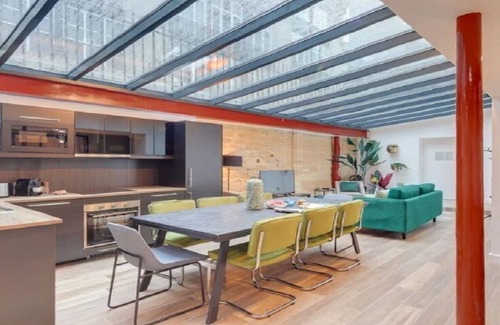 Quartier du Mail Apartment | Expansive skylights-a 4 bedroom Montrogueil luxury