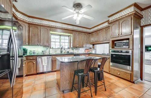 Texarkana House | Expansive Texarkana Home w/Yard: Near Golf!