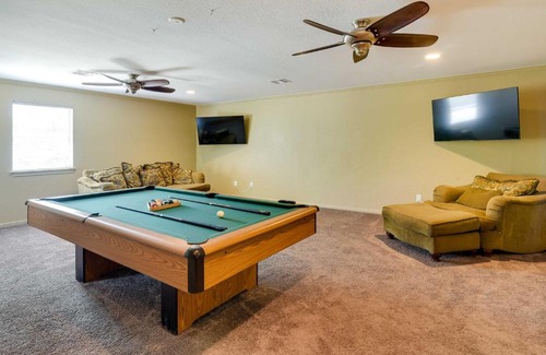 Texas City House | Expansive Texas City Retreat about 16 Mi to Galveston!
