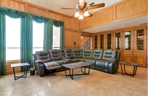 Texas City House | Expansive Texas City Retreat about 16 Mi to Galveston!