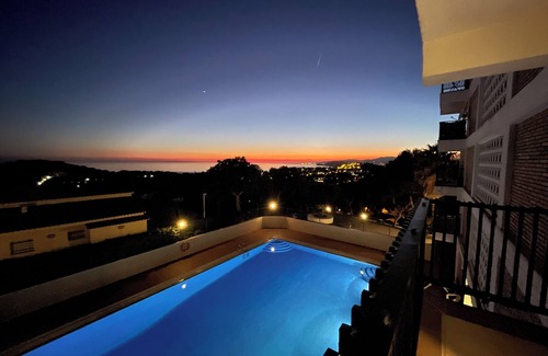 Canyelles Apartment | EXPECTACULAR 180° VIEWS, Pool, Best Quality Barbecue, Service, Parking.