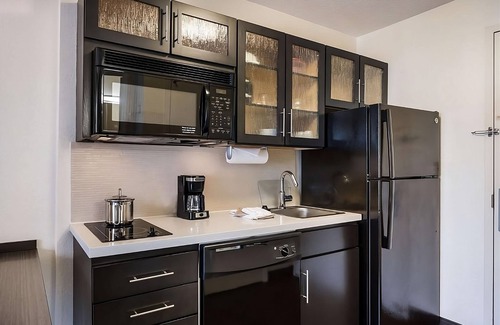 Troy Resort | Experience Comfort and Convenience in the Detroit Area Near Hunter Park!