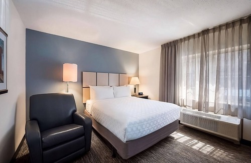 Troy Resort | Experience Comfort and Convenience in the Detroit Area Near Hunter Park!