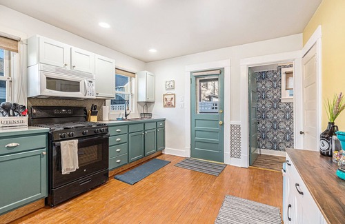 Easttown Apartment | Experience comfort, convenience, and charm in our lovely Carriage House.