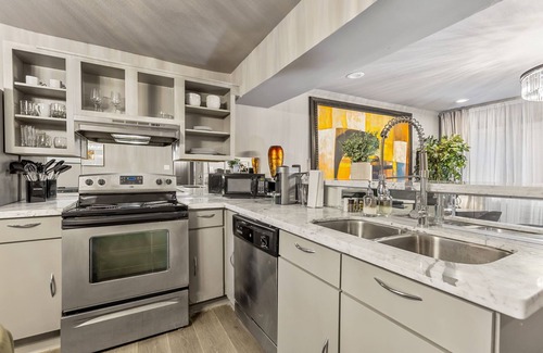 Old East Dallas Condo | Experience elevated living in this executive 2-bed, 1.5-bath furnished condo featuring a private garden-view patio. Enjoy resort-style amenities including a pool, sauna, cold plunge, and outdoor fitness deck. Perfect for extended stays!