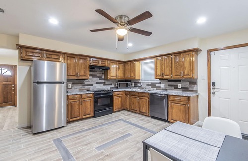 Rowlett House | Experience Lake side community at our 4-Bedroom Home near Rowlett/Rockwall
