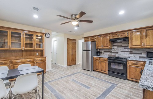 Rowlett House | Experience Lake side community at our 4-Bedroom Home near Rowlett/Rockwall