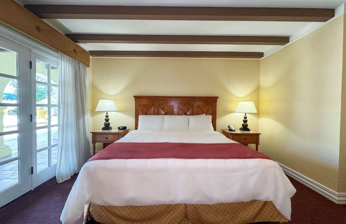 Western Division Hotel | Experience Laredo in 2 Units w/Garden Pool, Vibrant Dining Scene & City Sites