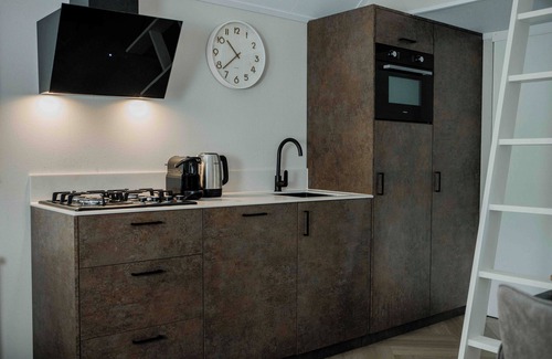 Lieren House | Experience luxury and nature in the Tiny Lodge in the Veluwe! With 2 bedrooms, a fully equipped kitchen, and air conditioning.