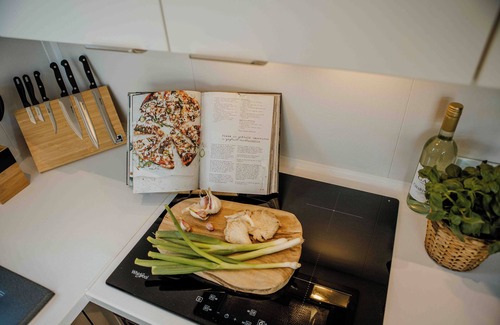 Lieren House | Experience luxury and nature at the Reeëndal Lodge on the Veluwe! With 1 bedroom, 1 sleeping loft, and a fully equipped kitchen, you can completely unwind in the lovely private hot tub.