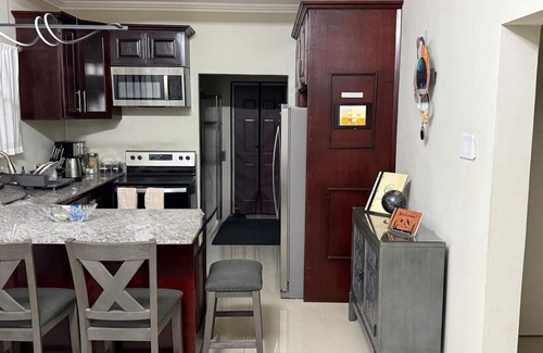 Ocho Rios House | Experience Luxury/Ocho Rios/PS5/HS Wifi/65" TV/Pool/Crib/Comfort Beds