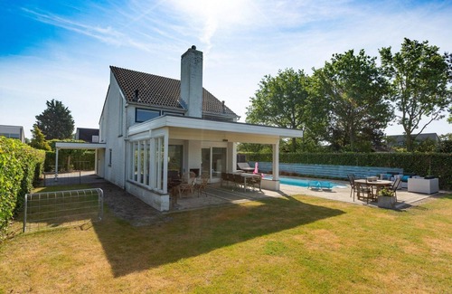 Ouddorp House | Experience the best of beach life at Haringvliet 21. Enjoy on the terrace, in the pool, or on one of the lounge sofas.