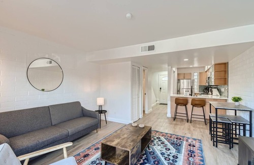 New Papago Parkway Apartment | Experience the comfort of our remodeled 2-bedroom, 1.5-bath residence