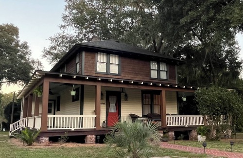 Putnam Hall House | Experience the charm of small town living and Old Florida at its finest.