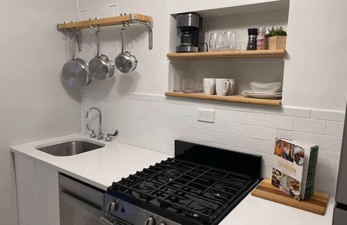 Mount Adams Apartment | Explore Downtown from Mt Adams | Patio River Views