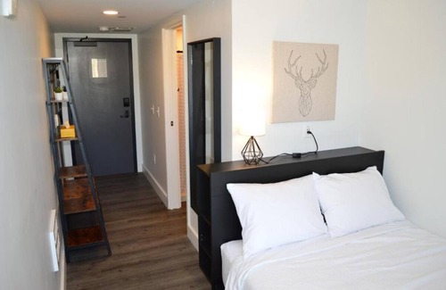 Eagles Nest Hotel | Explore Downtown – Walk to Coffee, Bars, Parks, Live Music & Cultural Hotspots