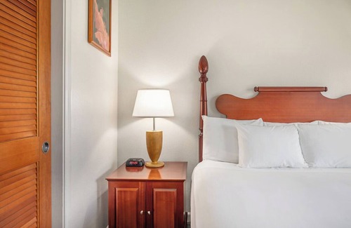 Kahului House | Explore Maui from our Cozy Oceanfront Room | Pets Are Allowed
