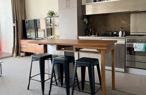 Windsor Apartment | Explore Melbourne from this Chic 1BR in Windsor