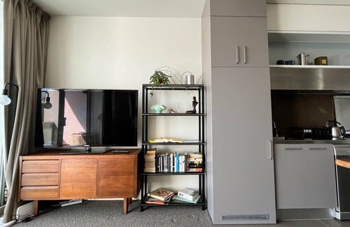 Windsor Apartment | Explore Melbourne from this Chic 1BR in Windsor