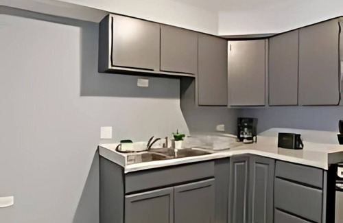 West Ridge Apartment | Explore Northside from Modern Studio Apartment with Washer and Dryer