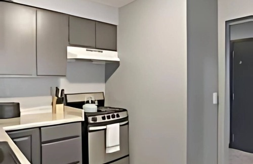 West Ridge Apartment | Explore Northside from Modern Studio Apartment with Washer and Dryer