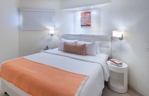 Blue Waters Hotel | Explore Rockley Beach! Free Breakfast, Wi-Fi and Beach Sunbeds, Swimming Pool!