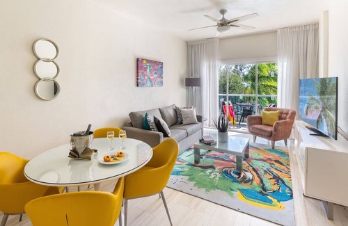 Blue Waters Hotel | Explore Rockley Beach! Free Breakfast, Wi-Fi and Beach Sunbeds, Swimming Pool!