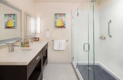 Blue Waters Hotel | Explore Rockley Beach! Free Breakfast, Wi-Fi and Beach Sunbeds, Swimming Pool!