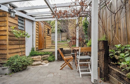 Hobart Central Business District Cottage | Explore South Hobart Village from an 1855 Cottage