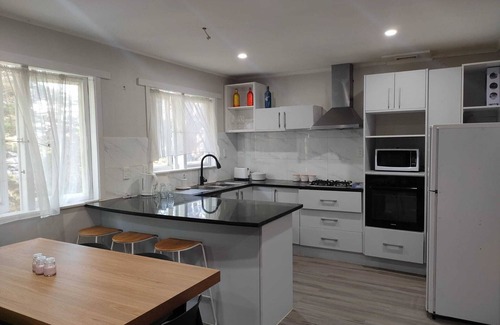 Otara House | Explore the Affordable Auckland Vacation Rental in a Quiet Spot - SriPrasar 4BRM