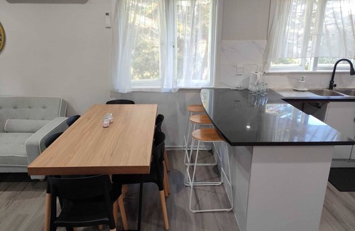 Otara House | Explore the Affordable Auckland Vacation Rental in a Quiet Spot - SriPrasar 4BRM