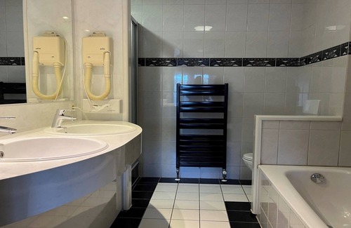 Bruggenmors Hotel | Explore The Best Of Enschede — Museums, Trails, And Free Parking Nearby