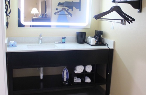 Humble Hotel | Express Inn & Suites - Bush Airport